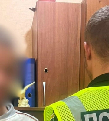 В Одесі чоловік зірвав і потоптав державний прапор: йому повідомили про підозру