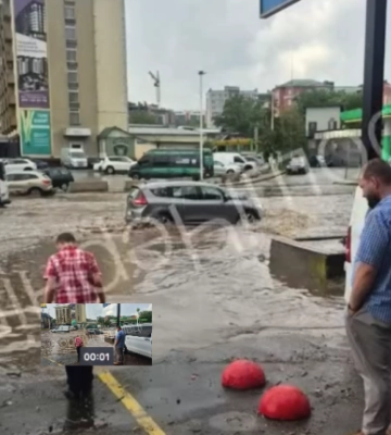 Дороги Чернівців затопило після сильної зливи: вода місцями сягнула вище коліс автомобілів