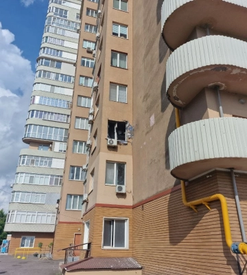 БПЛА попал в квартиру в многоэтажном доме в Харькове, возник пожар