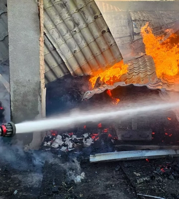 В Ужгородському районі рятувальники ліквідували пожежу в надвірній споруді