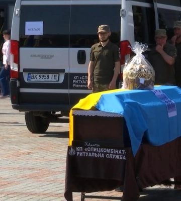 Рівне провело в останню дорогу двох захисників України: Євгена Кісельова та Євгена Ковальчука (ВІДЕО)
