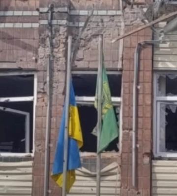 Російський дрон вдарив по селищній раді на Харківщині: є постраждалий