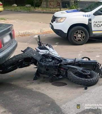 У Житомирі легковик під час маневру повороту зіткнувся з мотоциклом, водій якого госпіталізований