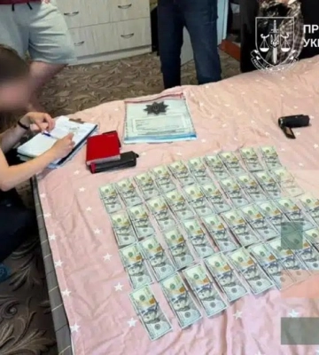 Посадовцю військової частини на Київщині повідомили про підозру за хабар 9 000 доларів для уникнення мобілізації