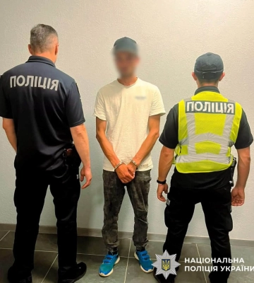 На Київщині поліцейські затримали вуличного наркодилера та вилучили партію товару