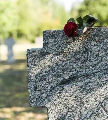 Лежала на могилах: на Волині школярка влаштувала фотосесію на кладовищі і поширила фото в інтернеті