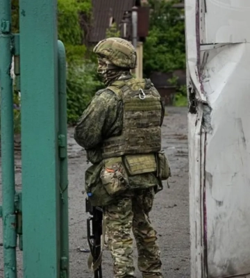Россия перебрасывает войска через Мариуполь, маскируя колонны под гражданские автомобили