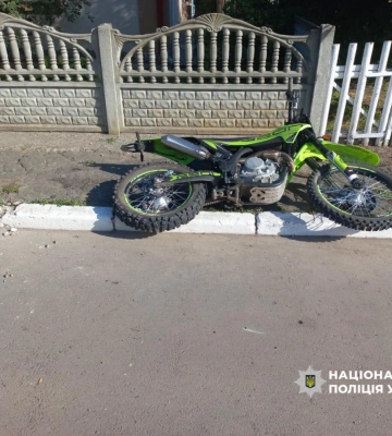 На Рівненщині неповнолітній мотоцикліст в'їхав у паркан і тяжко травмувався (ФОТО)