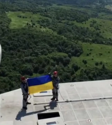 Прапор над енергією майбутнього: на Закарпатті розгорнули стяг України на вершині вітротурбіни