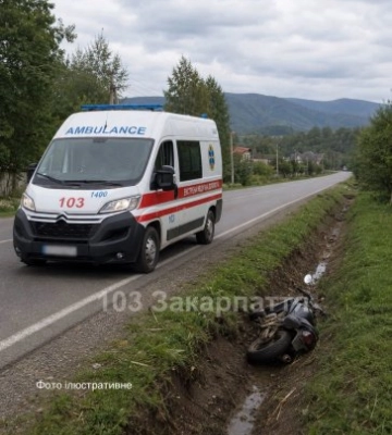 Трагедія на Тячівщині: у кюветі виявили 17-річного мотоцикліста, медики боролися за його життя
