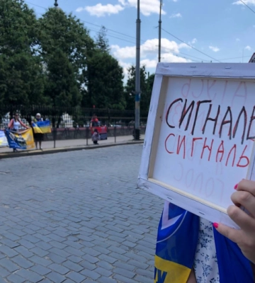 На Соборній площі в Чернівцях проходить акція на підтримку родин зниклих безвісти та полонених