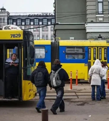 Від сьогодні проїзд у Києві подорожчав утричі. Чому так і яка ситуація в інших містах та країнах — огляд BBC News Україна