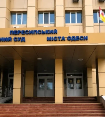 Вибито вікна та пошкоджено комп’ютери: через ворожий обстріл обмежено роботу Пересипського райсуду Одеси