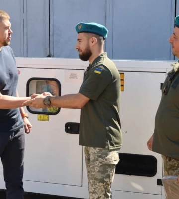 Від громади Миколаєва військовим передали генератор