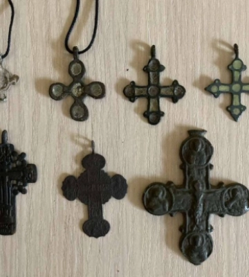 Хрестики часів Київської Русі та історична брошка: Львівському музею передали археологічні пам'ятки