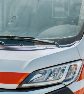 Оккупанты попали по автомобилю коммунальщиков и домах в Белополье: двое раненых в тяжелом состоянии