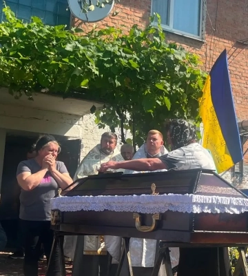 В Киевской области простились с убитыми братьями Мосейчуками: во время церемонии состоялся мотопробег у дома подозреваемого комбрига Лучанова