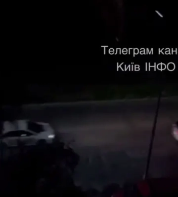 В Киеве мужчина наехал на военного, а во время побега повредил служебные авто и попал в ДТП: видео