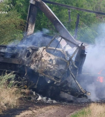 Фура в кюветі та водій на дорозі: "шахед" атакував трасу Дніпро - Кривий Ріг