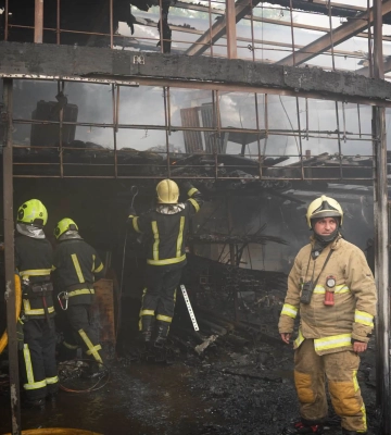 В Одесі спалахнула масштабна пожежа на складі з деревиною: вогонь охопив 200 квадратів