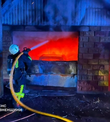 На Рівненщині під час пожежі згорів електромобіль Tesla та десять сонячних панелей