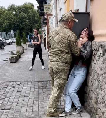 У Львові військовий ТЦК схопив жінку за шию