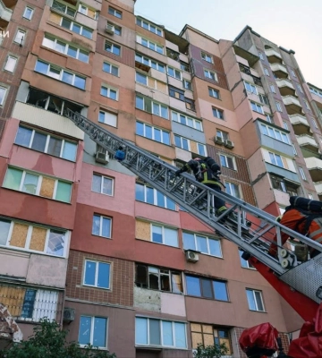 Рятувальники загасили спричинену російським fpv-дроном пожежу в Харкові 