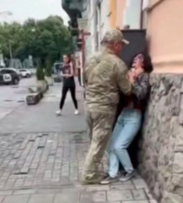 Во Львове военный ТЦК схватил женщину за горло: в военкомате отреагировали