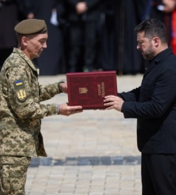 Зеленський нагородив військових і цивільних, а також вручив паспорти юним українцям
