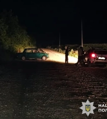 На Буковині під час ДТП перекинувся легковик, в якому їхали 8-ро людей: є поранені