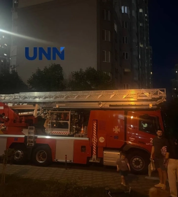 Под Киевом мужчина угрожает прыгнуть с окна 22-го этажа