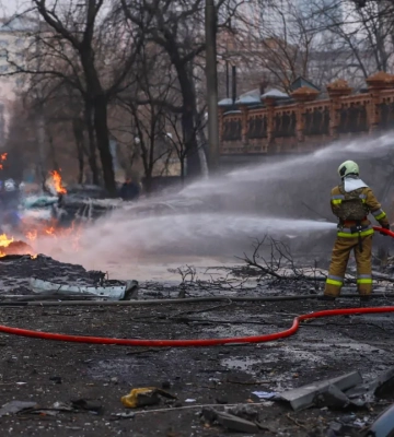 Баллистика ударила по Киеву: пожары в Святошинском и Дарницком районах, попадание в склады
