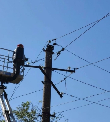 На Одещині енергетики повернули світло у тисячі осель після ворожих атак  