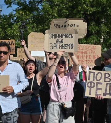У Києві на площі Франка зібрався мітинг проти звільнення Федорова з посади міністра оборони
