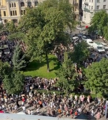Люди продовжують приходити на площу Франка з вимогою перепризначити Федорова міністром оборони. ВIДЕО