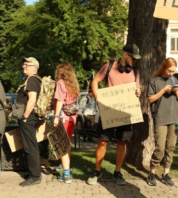По всій Україні “люди з картонками” протестують проти звільнення Федорова