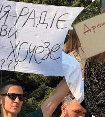 У Києві на площі Франка зібрався мітинг проти звільнення Федорова з посади міністра оборони