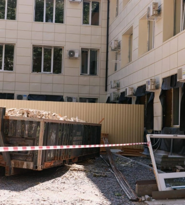 В Одесі відновлюють пошкоджений дронами пологовий будинок 