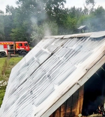 Пожежа на Яворівщині: вогнеборці врятували від вогню дві будівлі