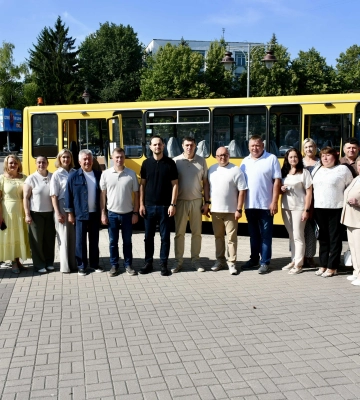 Декілька навчальних закладів Рівненщини отримали нові автобуси