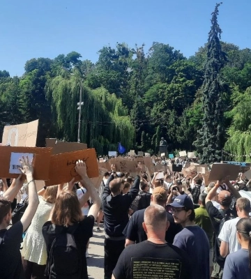 Люди продолжают приходить на площадь Франко с требованием вновь назначить Федорова министром обороны. ВИДЕО
