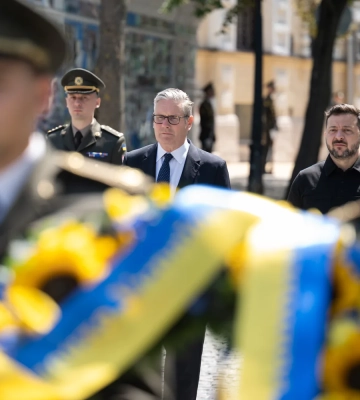 Зеленский встретился со Стармером в Киеве, лидеры почтили память павших украинских воинов