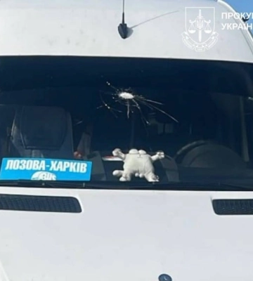 У Харкові російських безпілотник поранив пасажирів мікроавтобуса