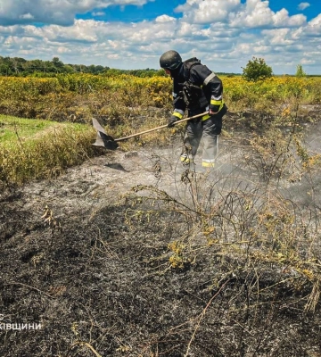 Росіяни підпалюють поля в Харківській області безпілотниками