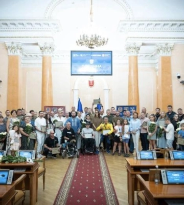На Одещині премʼєрка Свириденко вручила ветеранам сертифікати на власне житло