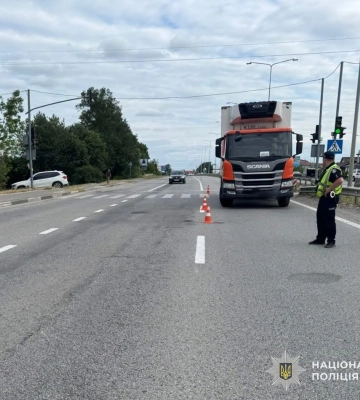 Неподалік Львова вантажівка збила 5-річну дівчинку