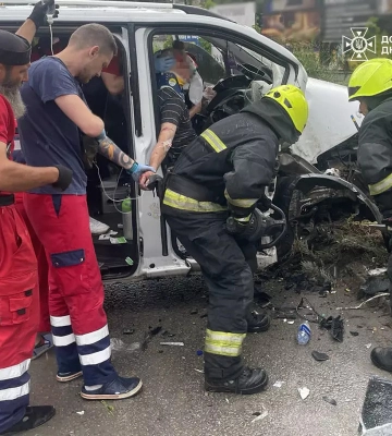 У Дніпрі рятувальники дістали пасажира із понівеченого у ДТП мікроавтобусу, - поліція