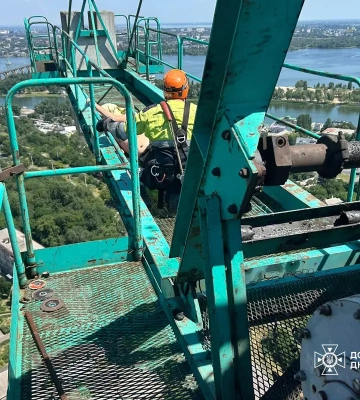 У Дніпрі рятувальники спустили травмованого чоловіка зі 100-метрового будівельного крану. ФОТО