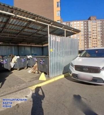 У Рівному водії паркуються біля сміттєвих майданчиків (ФОТО)