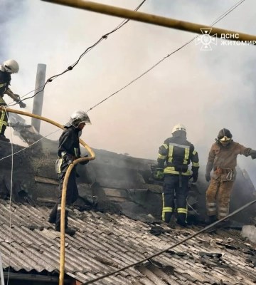 У Житомирі під час побутової пожежі у приватному будинку постраждала людина. ФОТО